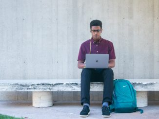 アメリカ留学の奨学金を調べる学生