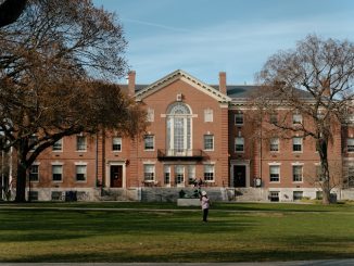 アメリカ留学のF-1ビザ面接前に書類を確認する学生